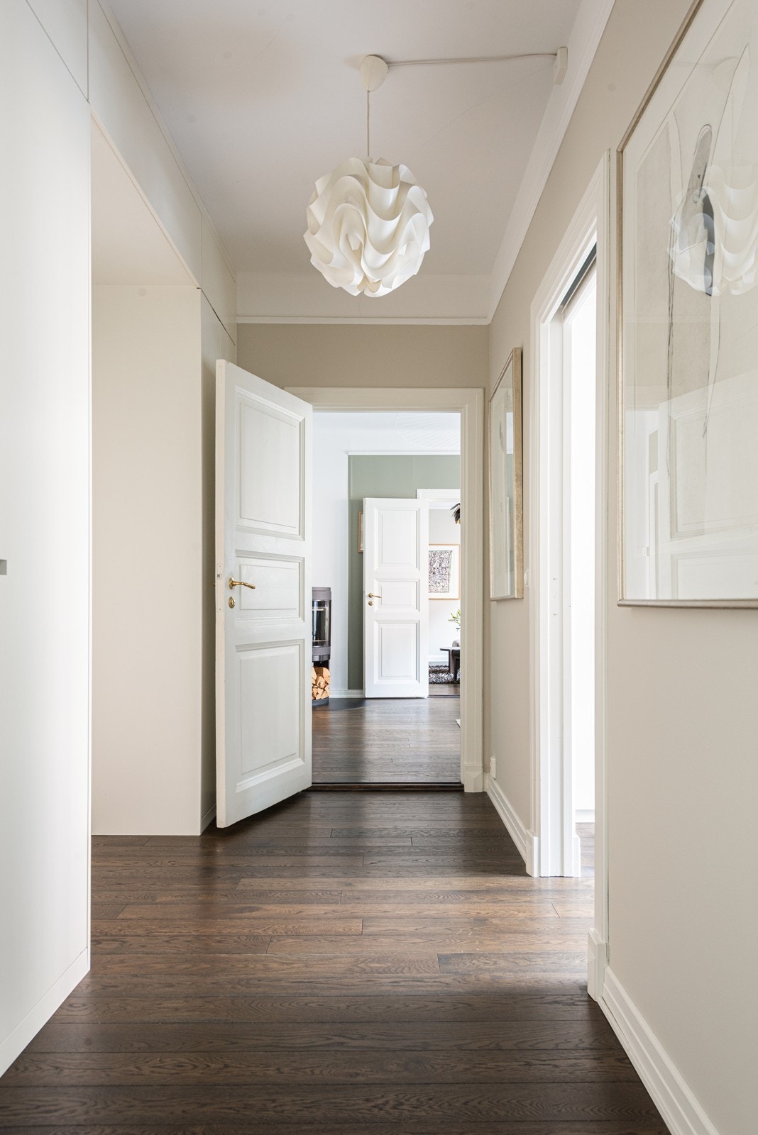 Mellomgang i soveromsavdeling inkl. plassbygde takhøye garderobeskap Galleribilde