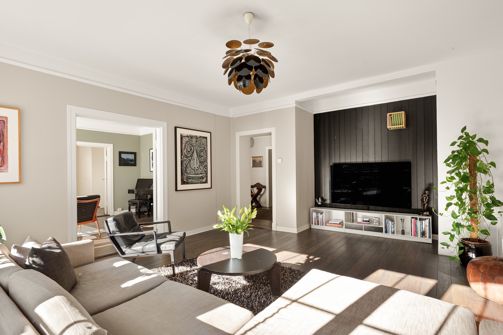 Lys og flott stue med store vindusflater og dobbel fløydør til midt-stuen. Gjennomgang til hallen rett frem i bildet Galleribilde