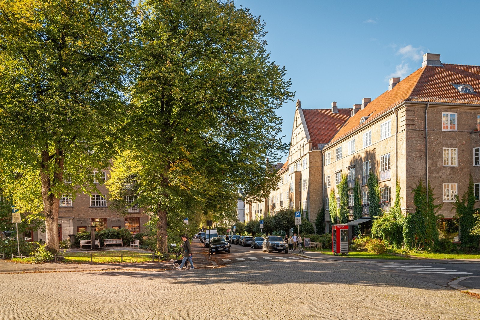 Leiligheten ligger rett vis-a-vis Lille Jacob Park og med tøffelavstand til den lokale cafeen Havens Cafe Galleribilde