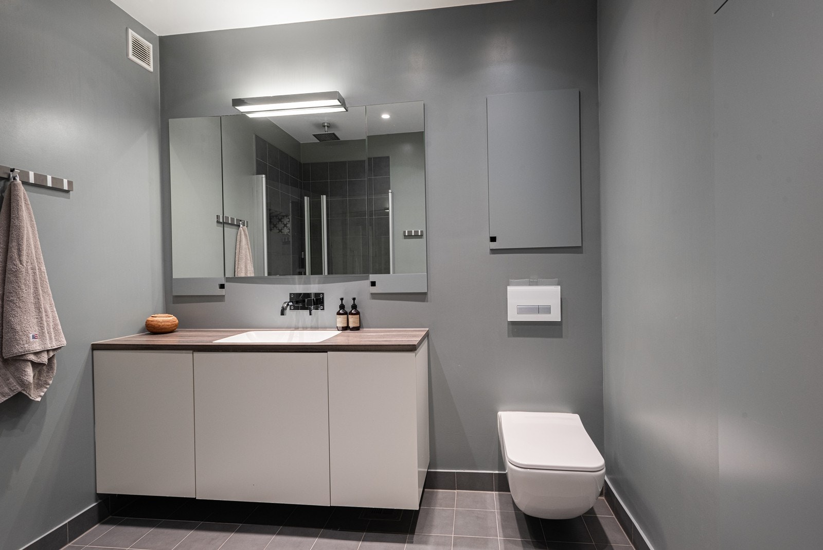 Delikat bad i moderne stil fra 2016 Galleribilde