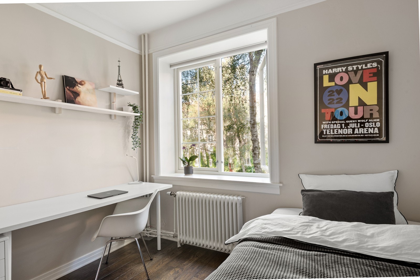 Romslig soverom nr. 3 med god skapplass og store vindusflater Galleribilde