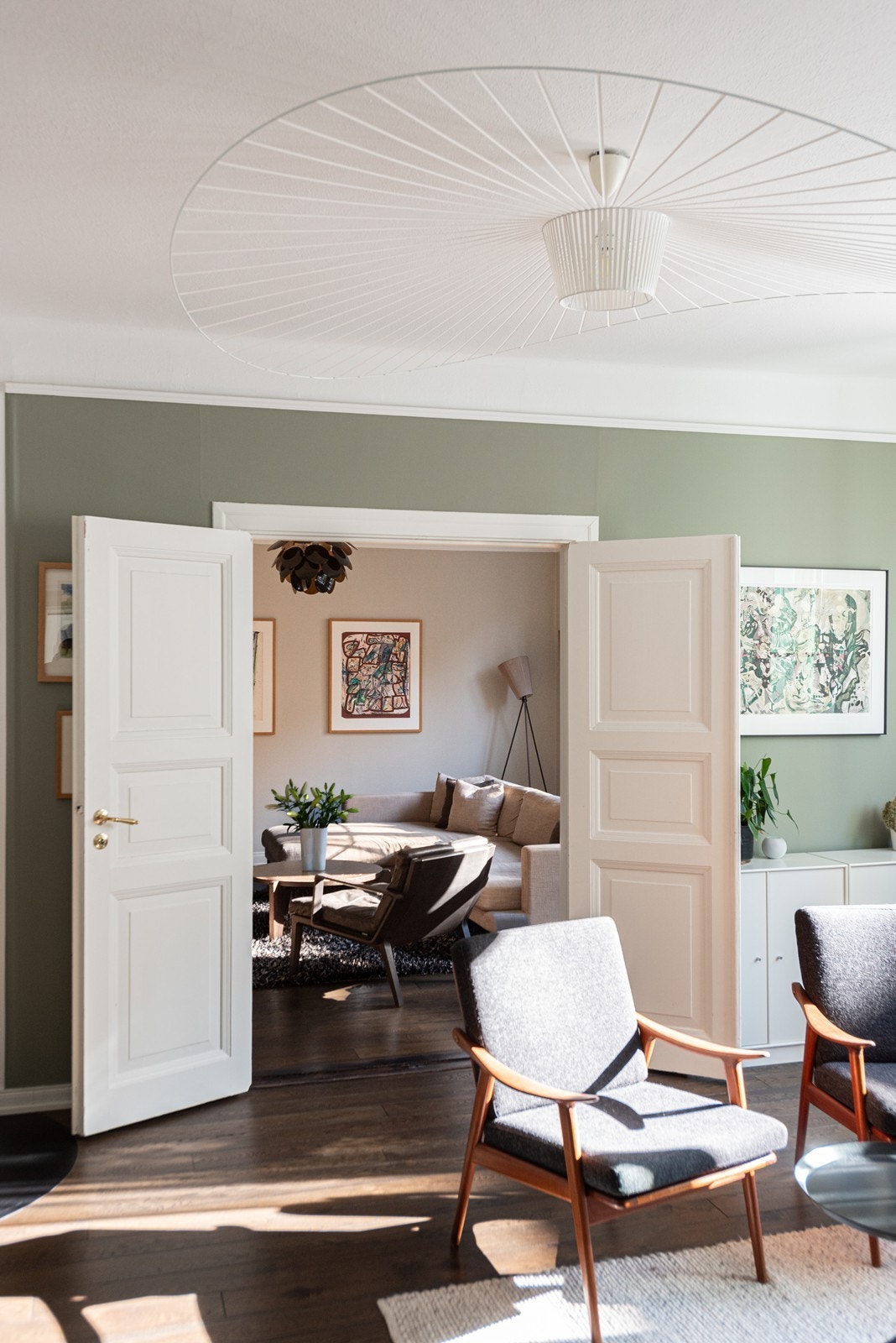 Lys og herlig stue med peis og fransk balkong inkl store foldedører, samt dobbel fløydør til stuen vegg-i-vegg Galleribilde