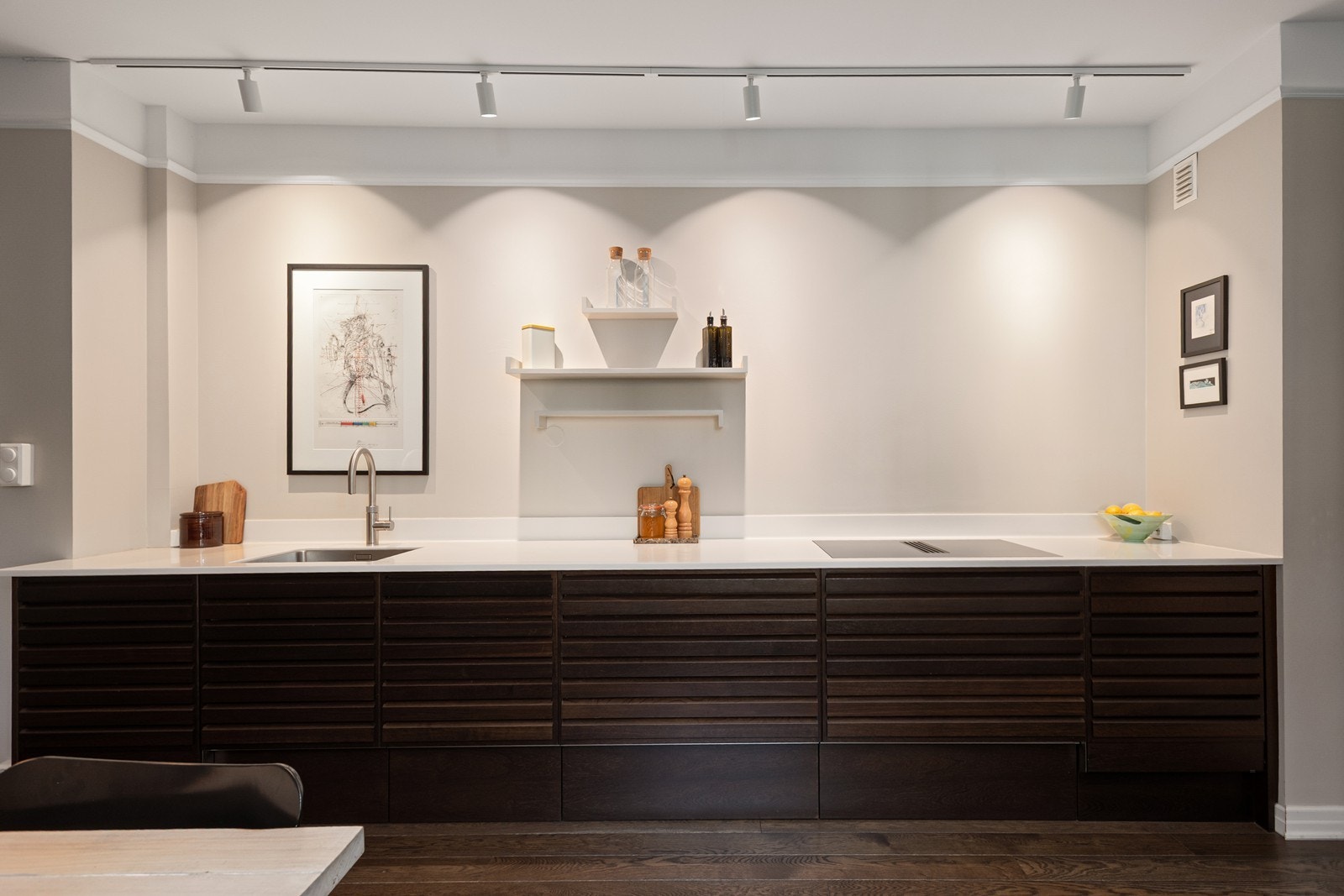 Lekker kjøkkeninnredning fra eksklusive UNOFORM etablert i 2020 inkl. diverse integrerte hvitevarer fra MIELE, Quooker og stor spiseplass med lang sittebenk etc. Galleribilde