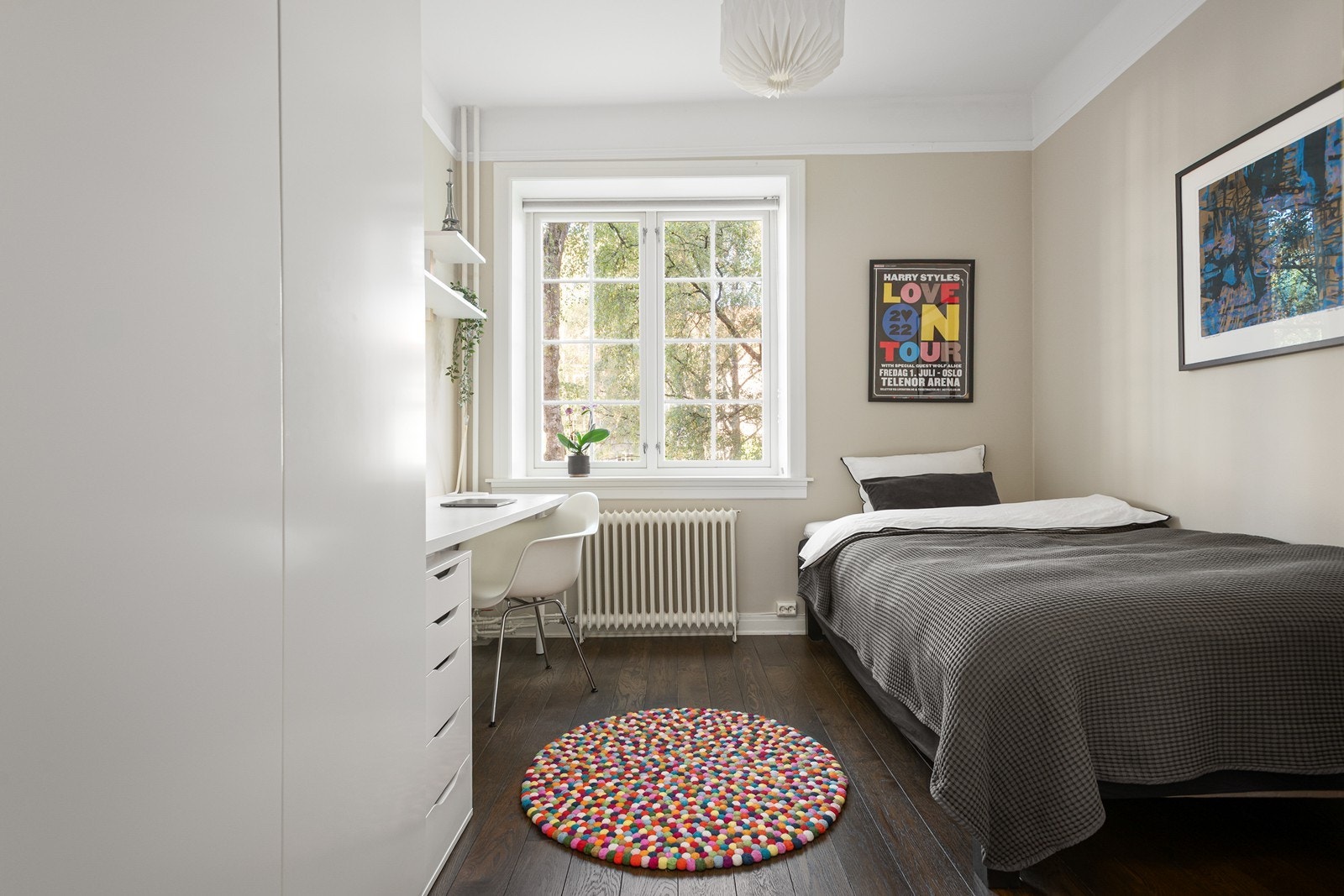 Romslig soverom nr. 3 med god skapplass og store vindusflater Galleribilde