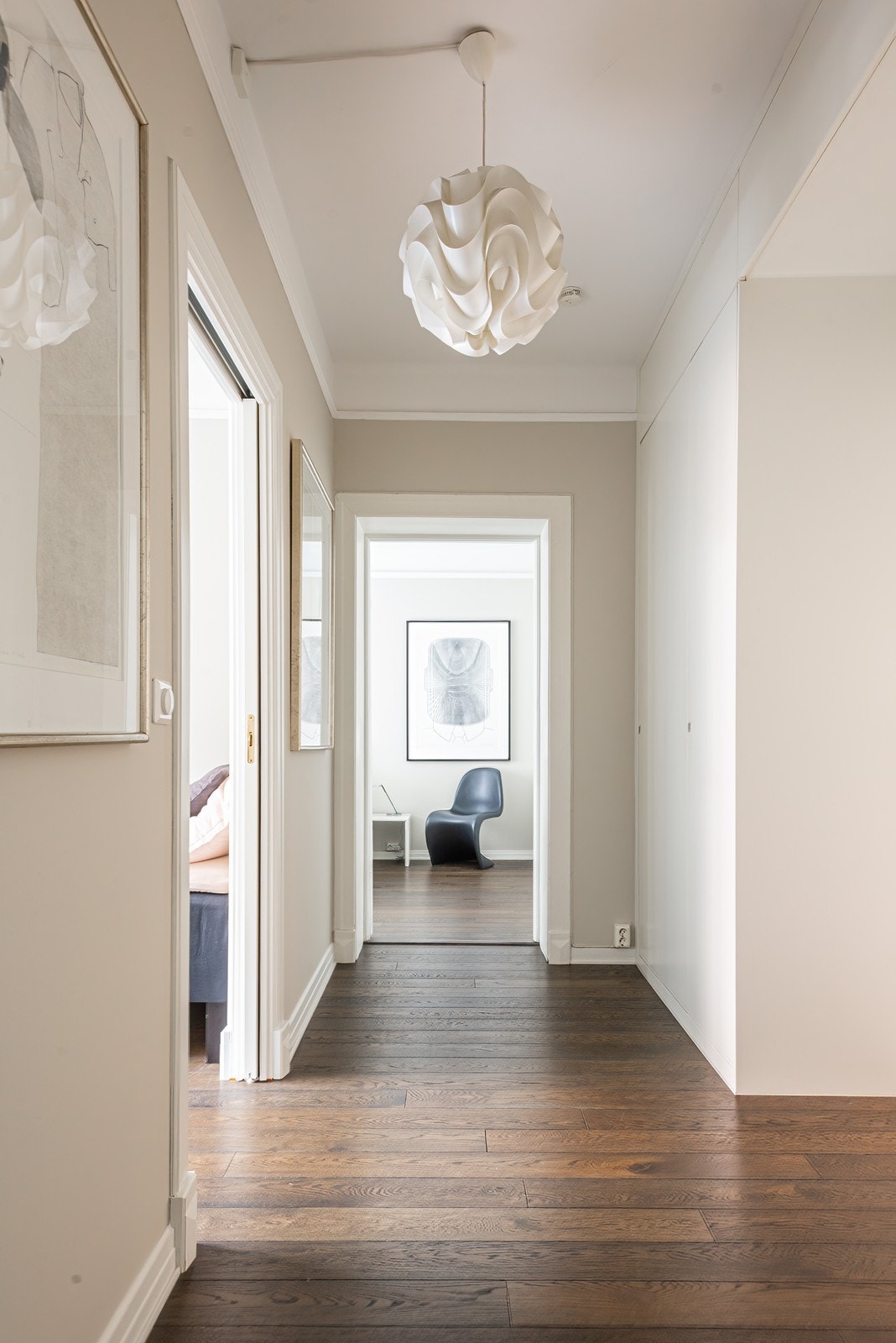 Mellomgang i soveromsavdeling inkl. plassbygde takhøye garderobeskap Galleribilde