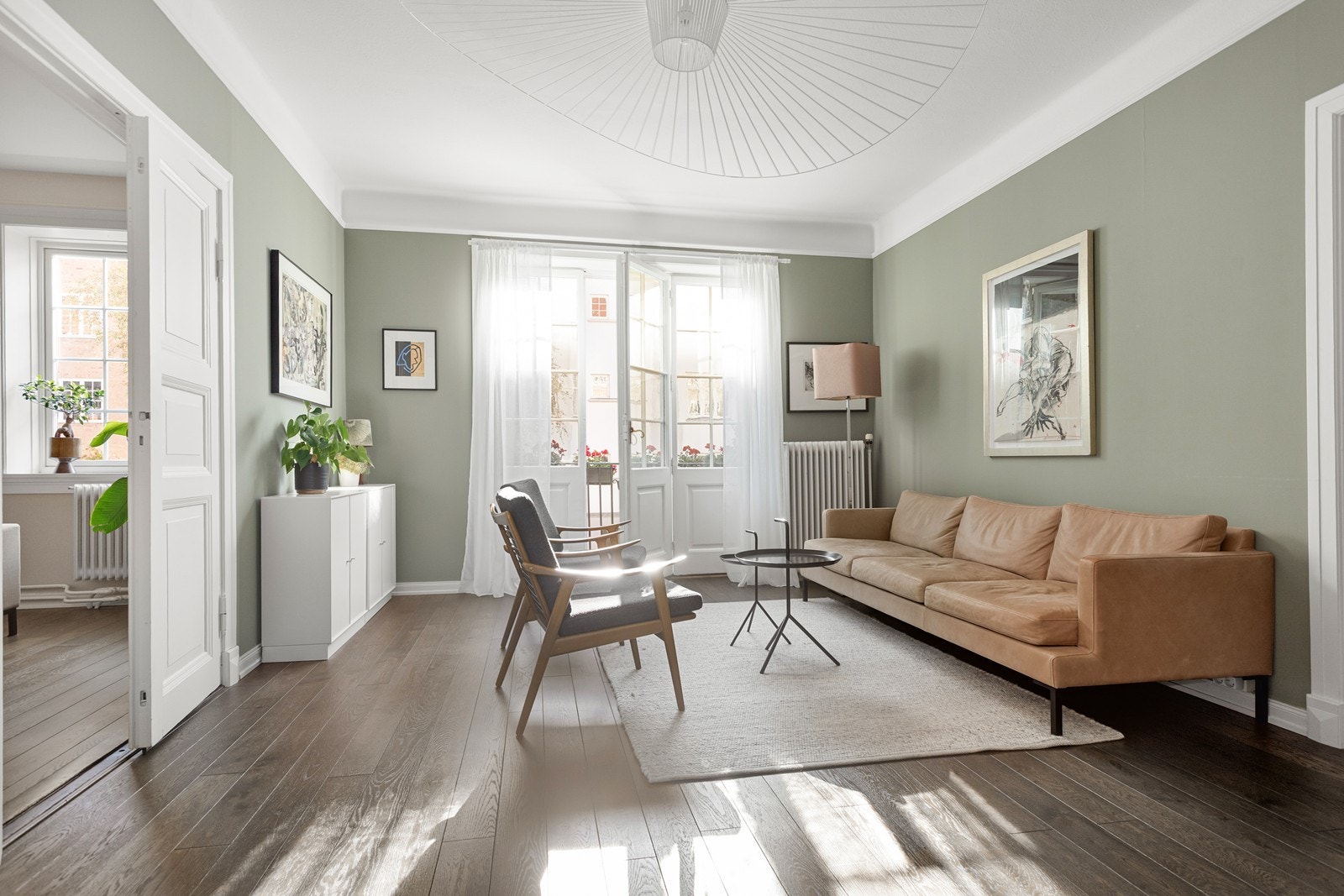 Lys og herlig stue med peis og fransk balkong inkl store foldedører, samt dobbel fløydør til stuen vegg-i-vegg Galleribilde