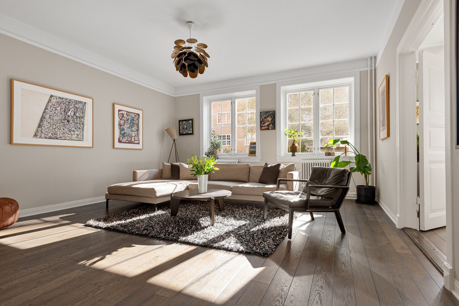 Lys og flott stue med store vindusflater og dobbel fløydør til midt-stuen. Galleribilde