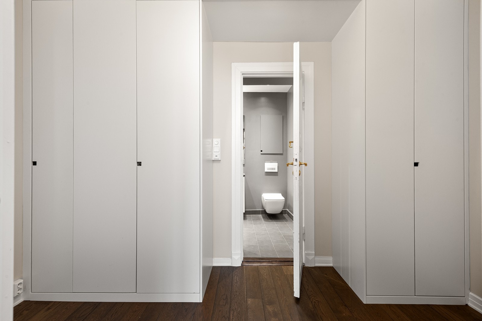 Mellomgang i soveromsavdeling inkl. plassbygde takhøye garderobeskap Galleribilde