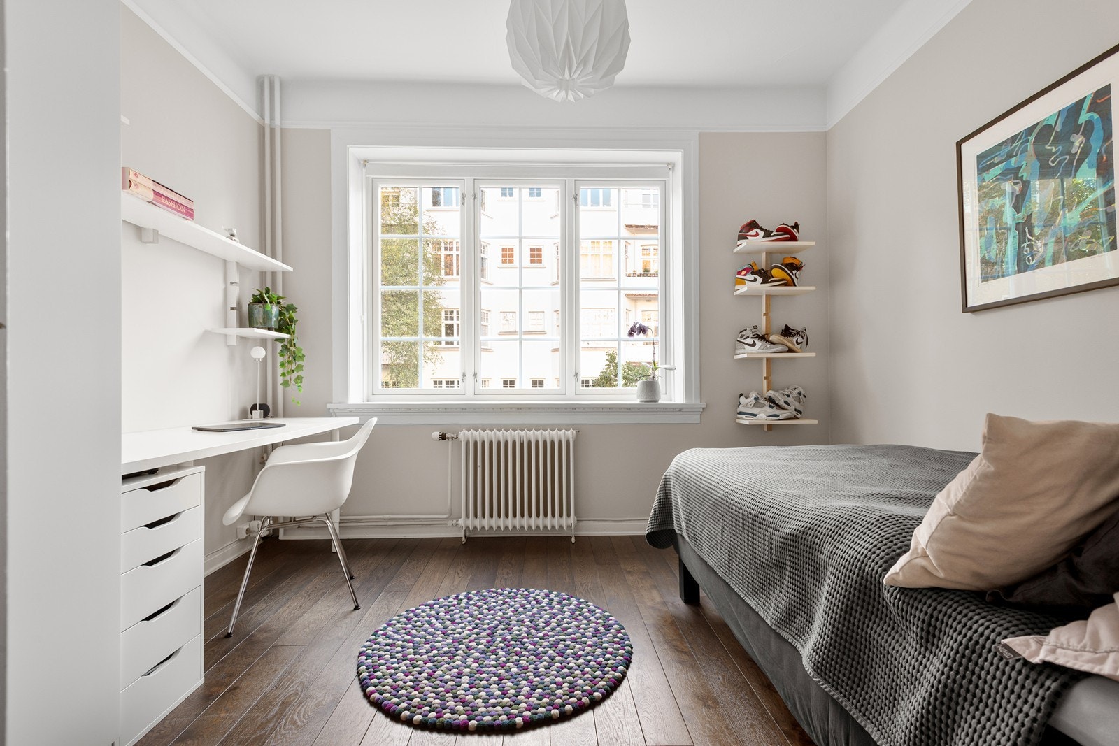 Romslig soverom nr. 2 med god skapplass og store vindusflater Galleribilde