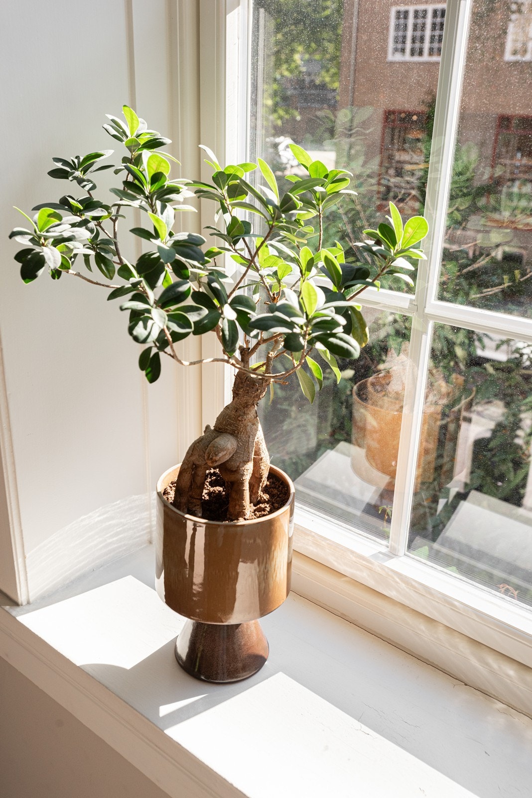 Klassiske dype vindusposter og malte trevinduer med 2-lags isolerglass fra 2020. Vinduene er spesialprodusert for å ivareta bygningens opprinnelige stil og utseende. Galleribilde