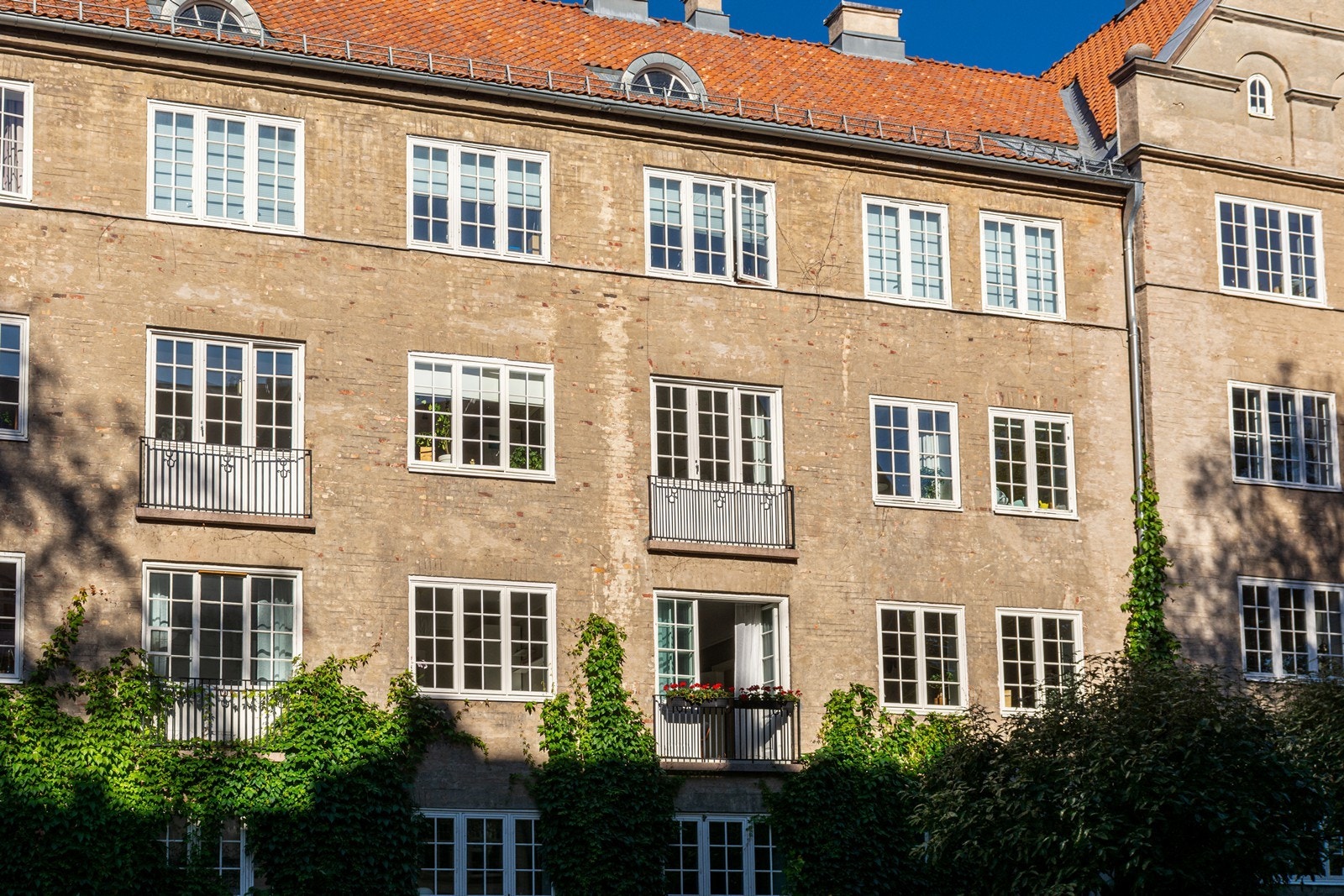 Leiligheten ligger attraktivt til i 2. etg. med 2 franske balkonger (en balkong i stue og en balkong i hovedsoverom) Galleribilde