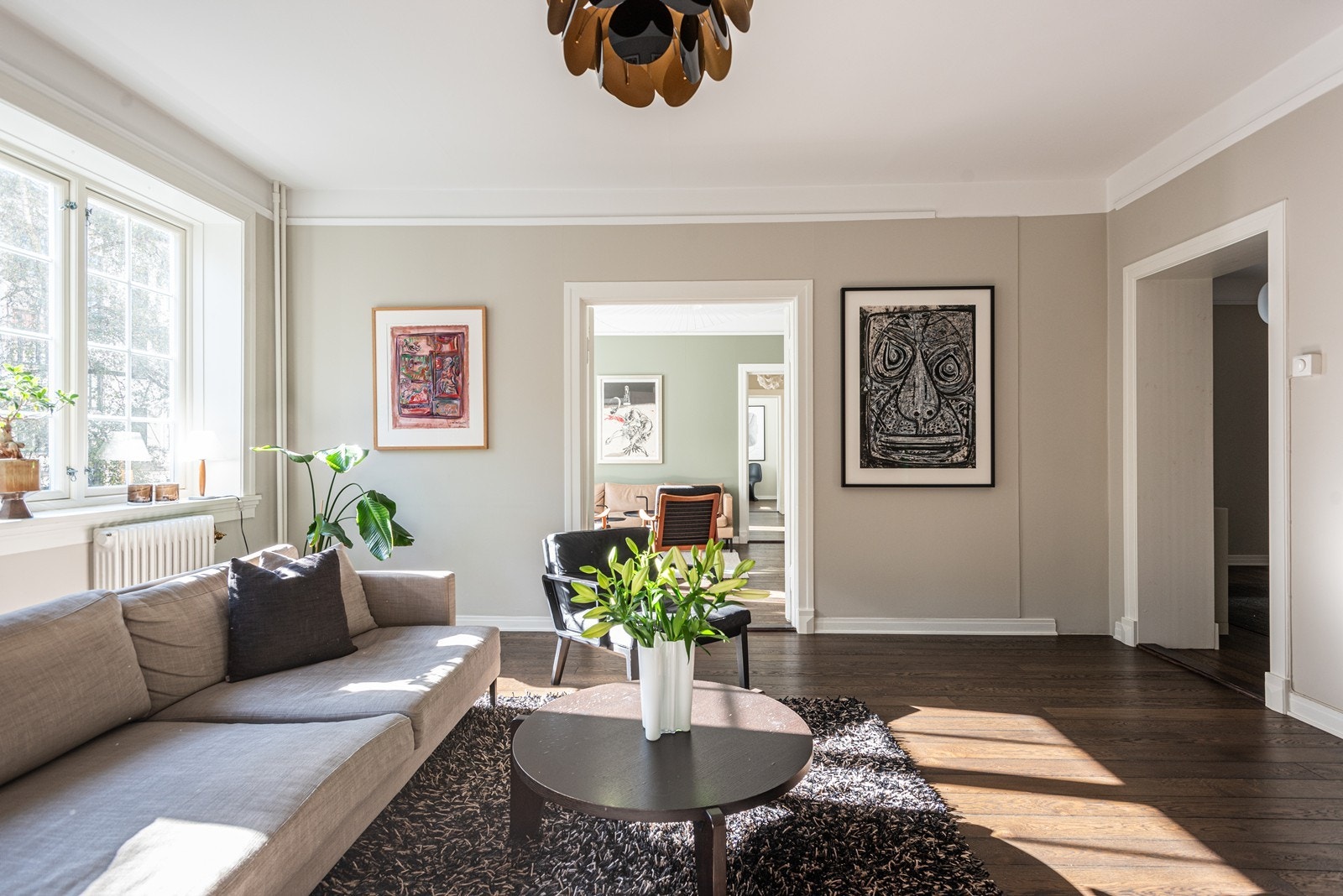 Lys og flott stue med store vindusflater og dobbel fløydør til midt-stuen. Gjennomgang til hallen til høyre i bildet Galleribilde