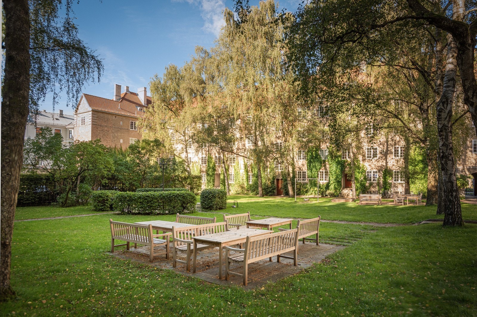 Sameiets særdeles ærverdige og prisbelønnede bakgård inkl. majestetiske trær og flott hageanlegg Galleribilde