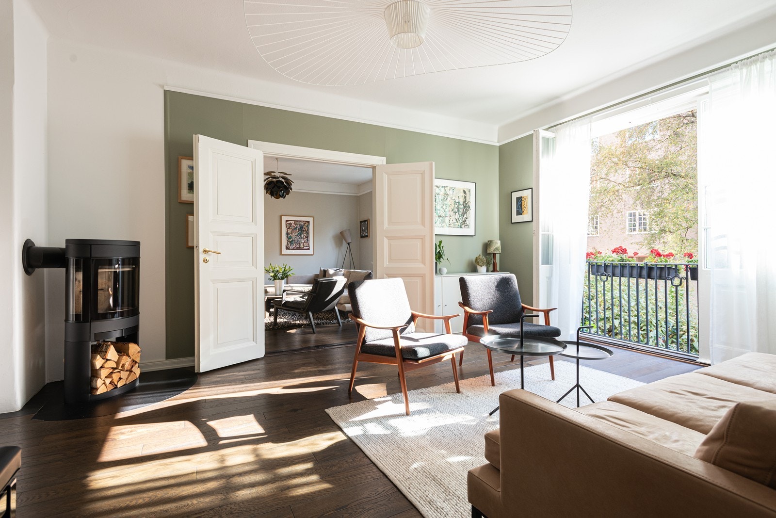 Lys og herlig stue med peis og fransk balkong inkl store foldedører, samt dobbel fløydør til stuen vegg-i-vegg Galleribilde