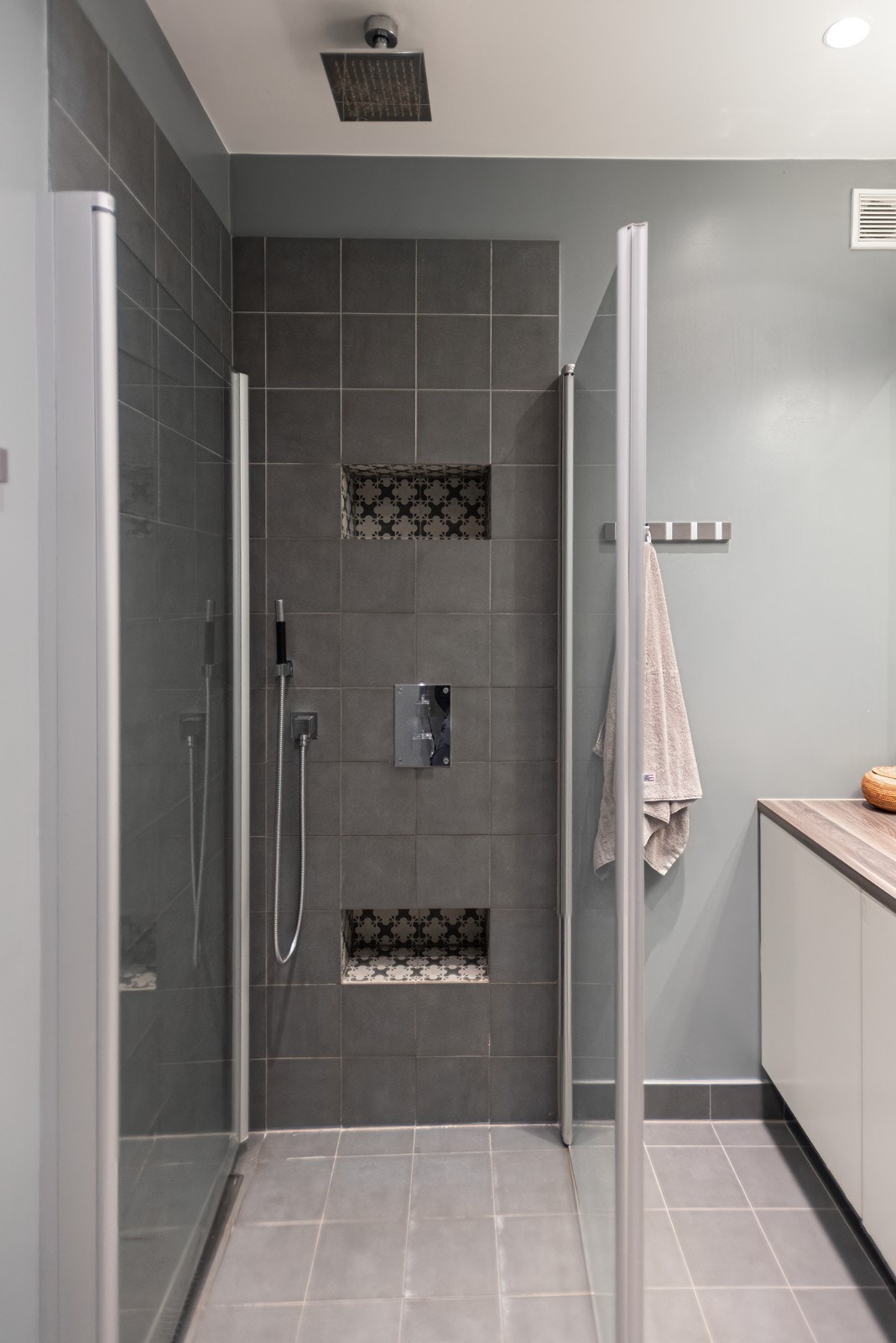 Delikat bad i moderne stil fra 2016 Galleribilde