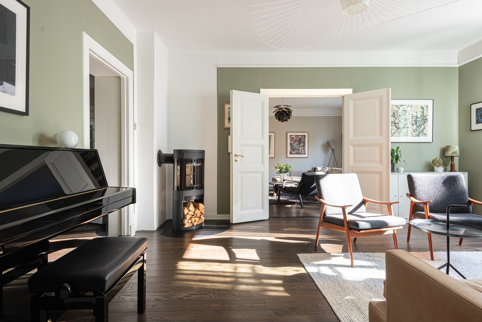 199Lys og herlig stue med peis og fransk balkong inkl store foldedører, samt dobbel fløydør til stuen vegg-i-vegg Galleribilde