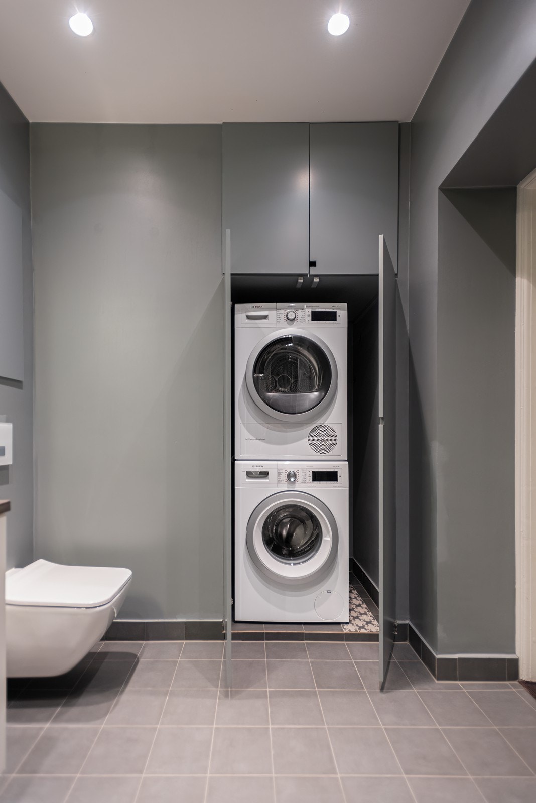 Delikat bad i moderne stil fra 2016 - nisje laget for vask-/tørkemaskin Galleribilde