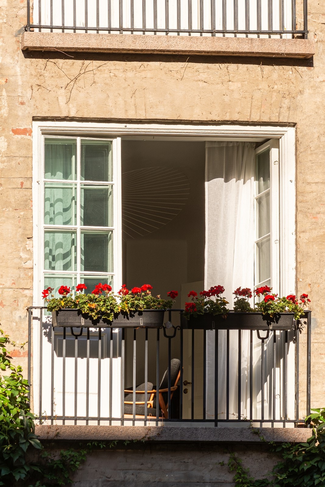 Franske balkonger med store foldedører bringer naturen inn i både stuen og hovedsoverommet Galleribilde