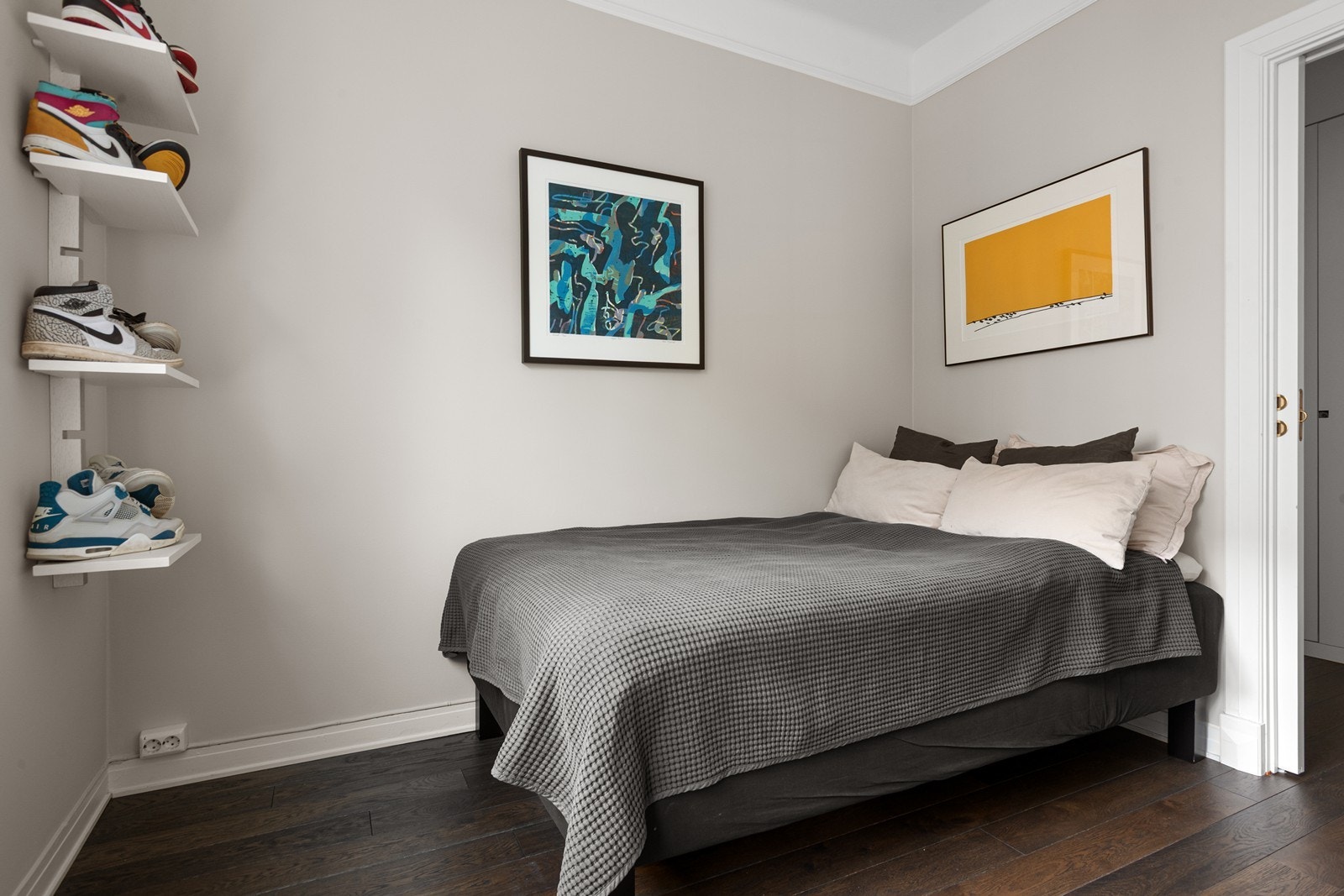 Romslig soverom nr. 2 med god skapplass og store vindusflater Galleribilde