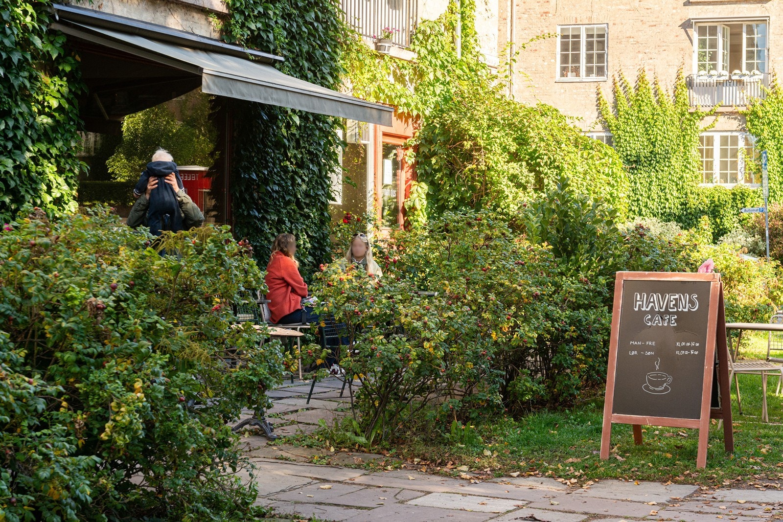 En av nærområdets flere lokale butikker/cafeer Galleribilde