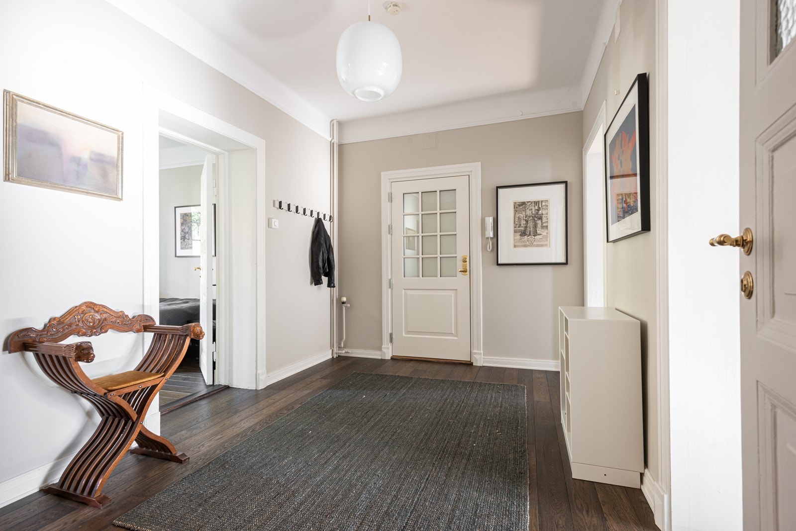 Gjennomgående lys og meget trivelig selveier med store rom og fin takhøyde Galleribilde