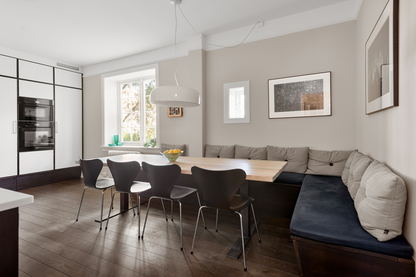 Stort spisekjøkken med utsikt mot den ærverdige bakgården inkl. majestetiske trær og flott hageanlegg Galleribilde