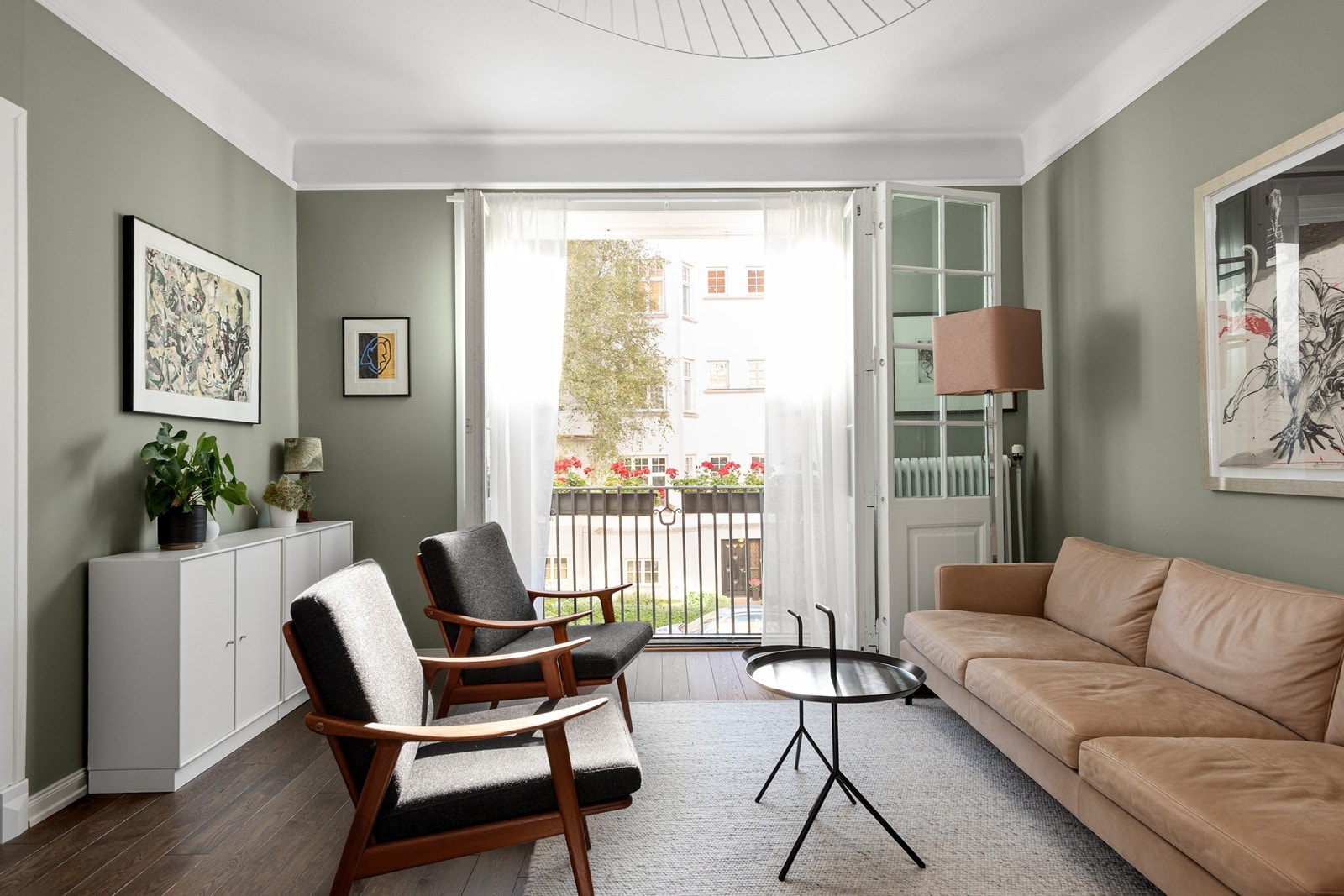 Lys og herlig stue med peis og fransk balkong inkl store foldedører, samt dobbel fløydør til stuen vegg-i-vegg Galleribilde