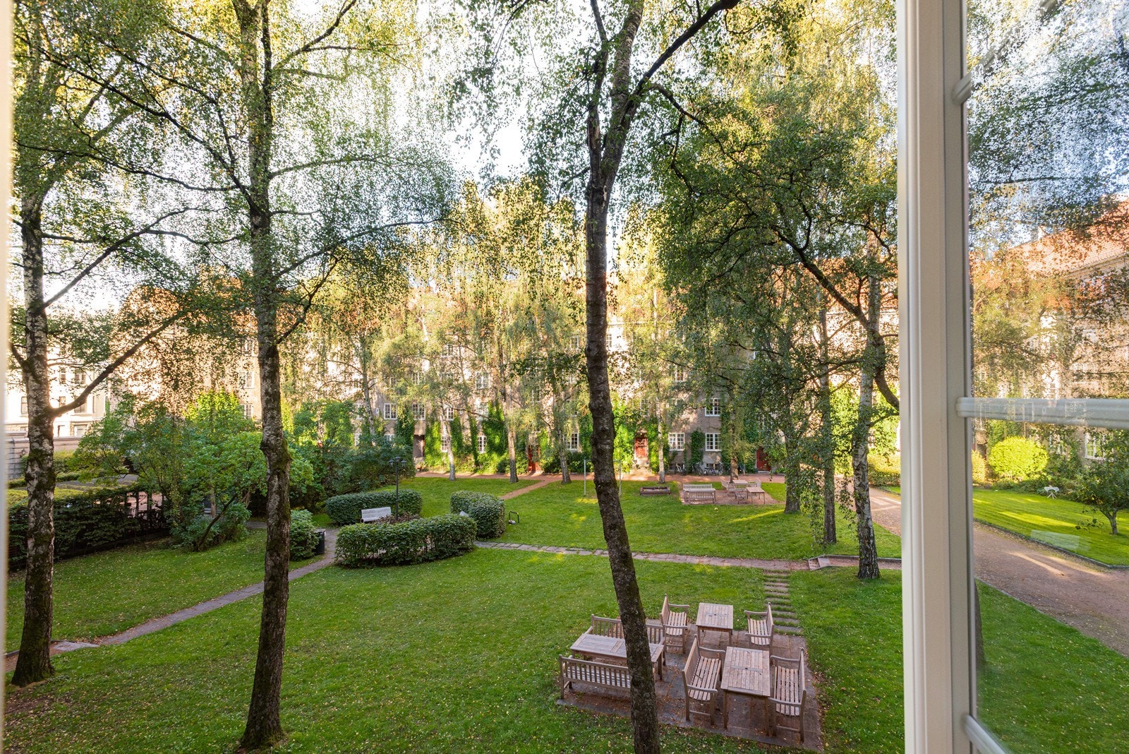 Flott utsikt mot den ærverdige bakgården inkl. majestetiske trær og flott hageanlegg Galleribilde