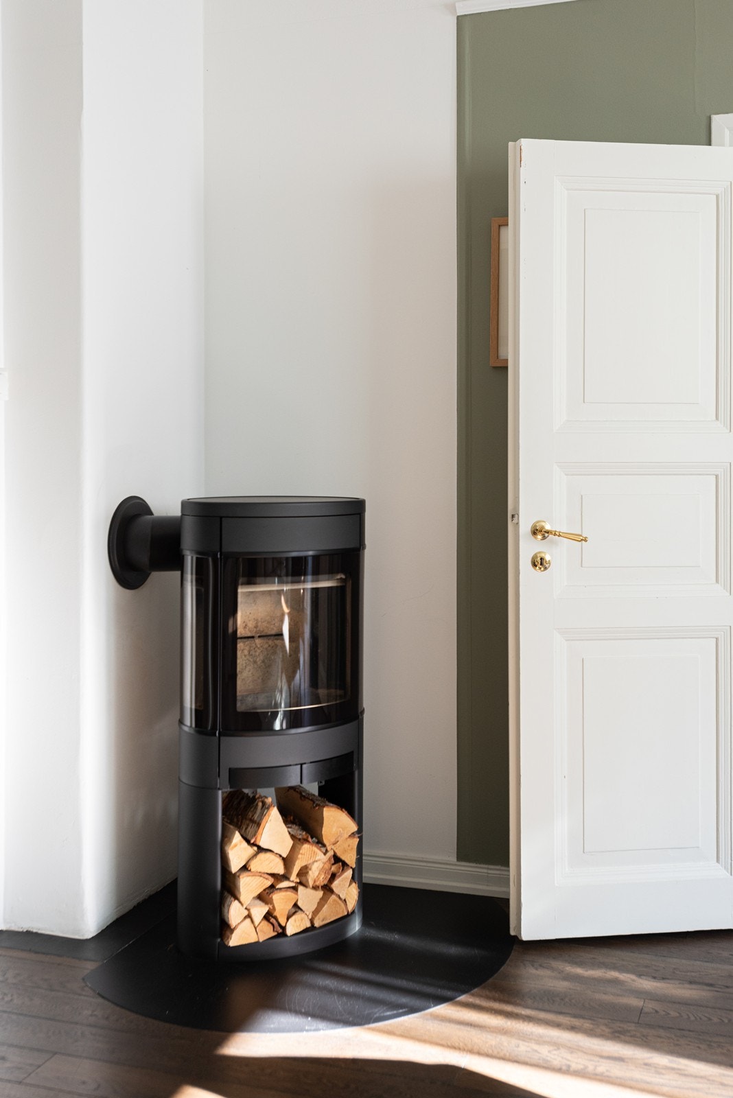 Peisovn i stuen varmer godt vinterstid Galleribilde