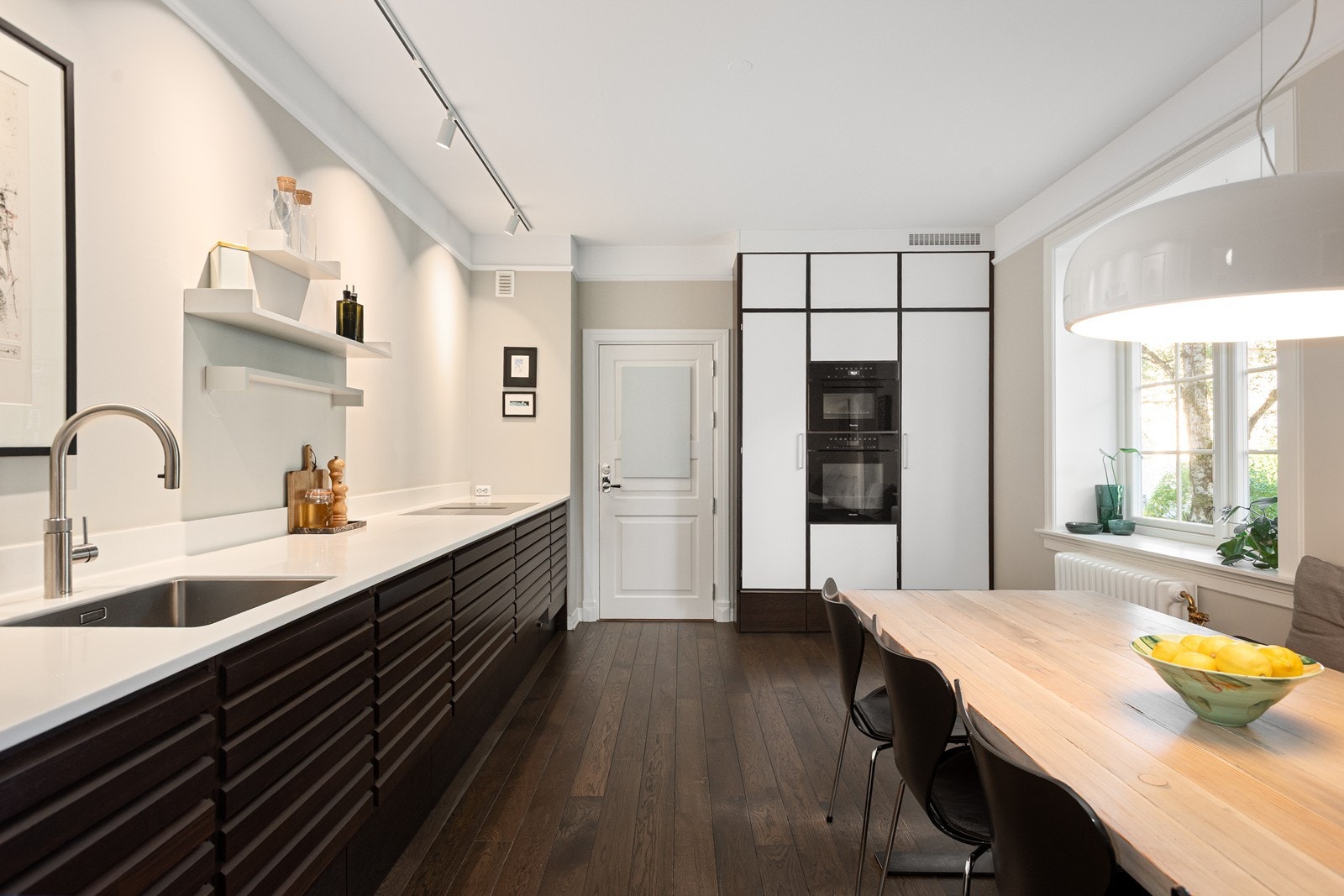 Lekker kjøkkeninnredning fra eksklusive UNOFORM etablert i 2020 inkl. diverse integrerte hvitevarer og stor spiseplass med lang sittebenk etc. Galleribilde