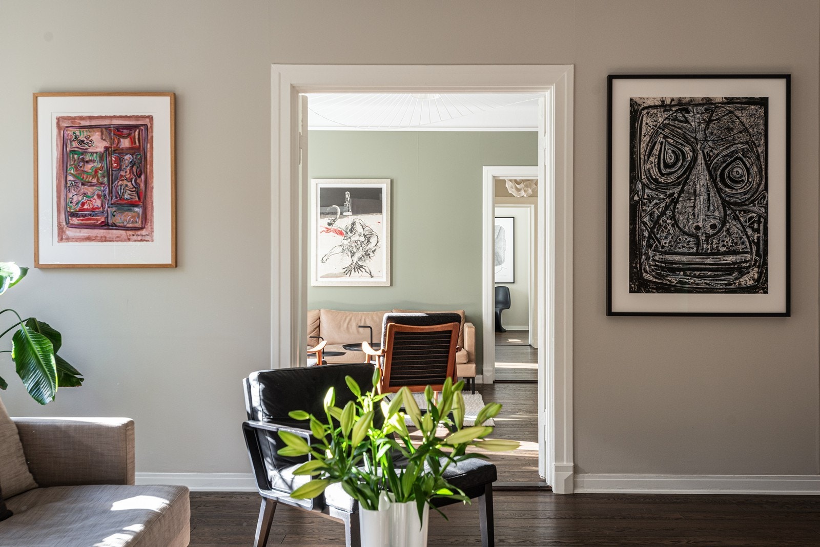 Langsiden av boligen ligger langsmed fasaden hvilket gir godt med lys i alle rom bortover Galleribilde