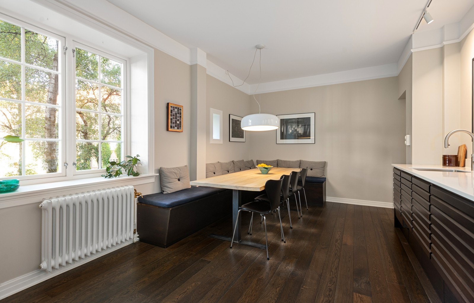 Stort spisekjøkken med utsikt mot den ærverdige bakgården inkl. majestetiske trær og flott hageanlegg Galleribilde