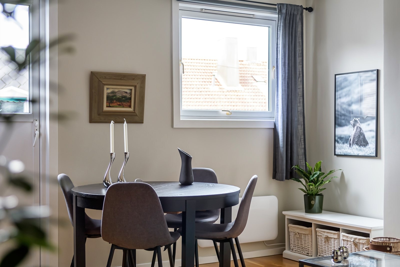 Svært god planløsning med romslig alkove, samtidig er det plass til både spisedel og tv-seksjon Galleribilde