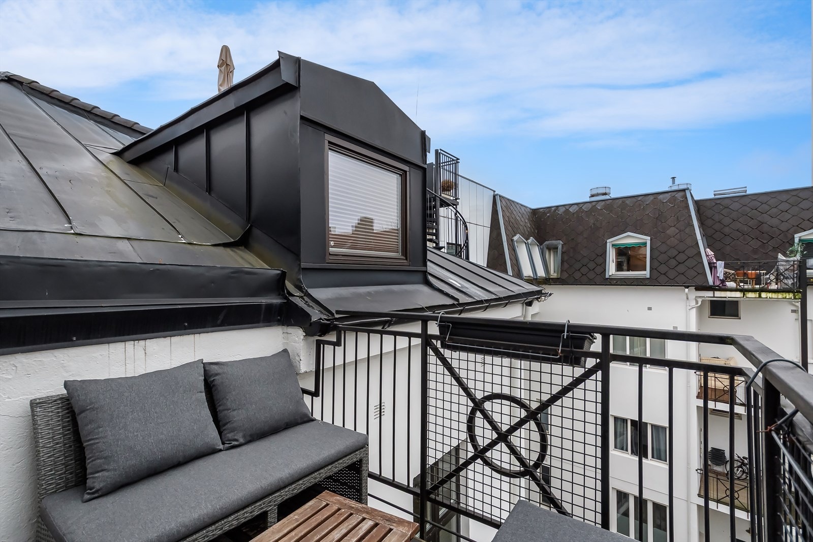 Høytliggende balkong med herlige solforhold nærmest fra "morgen til kveld" Galleribilde