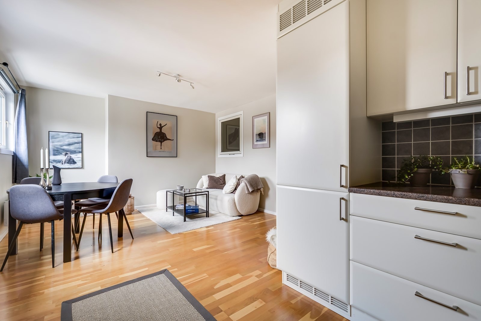 Svært god planløsning med store, gode rom - Sosial og åpen løsning Galleribilde