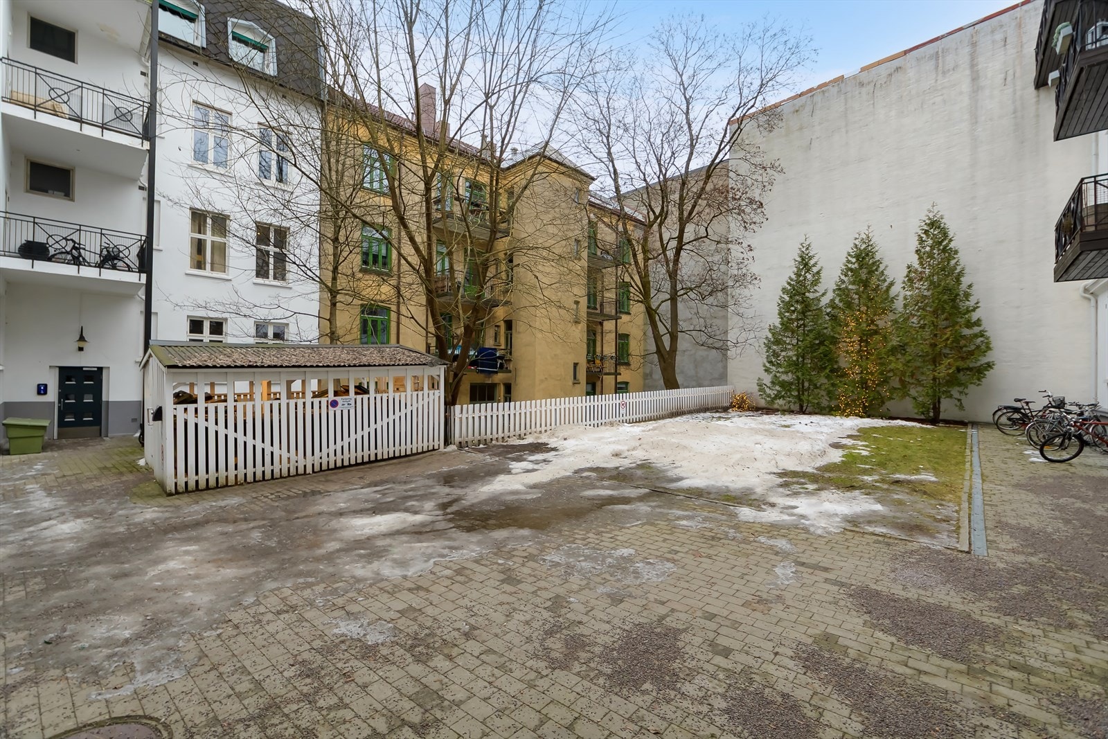 Brosteinsbelagt indre gård med velstelte fellesarealer Galleribilde