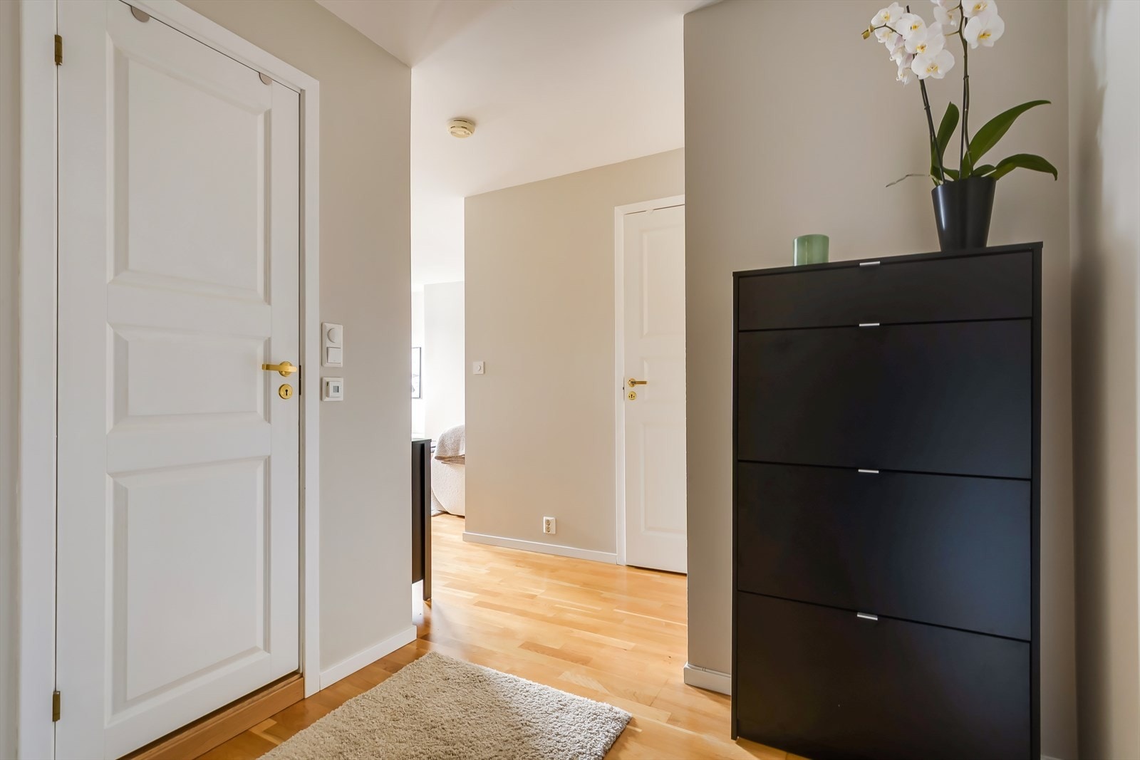 Romslig gang/entré med plass til klesavheng Galleribilde