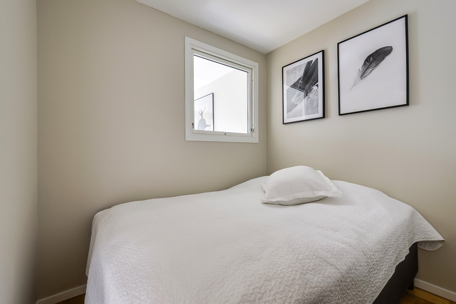 Romslig alkoveløsning med smart vindu for god ventilasjon Galleribilde