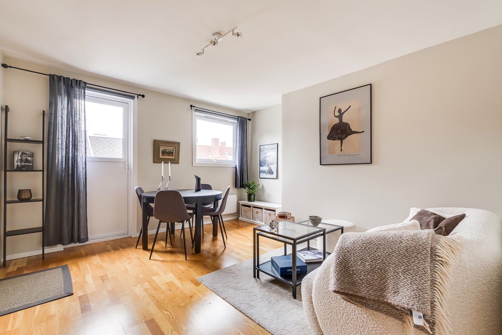 Ettroms toppleilighet med alkove, heisadkomst og solrik balkong Galleribilde