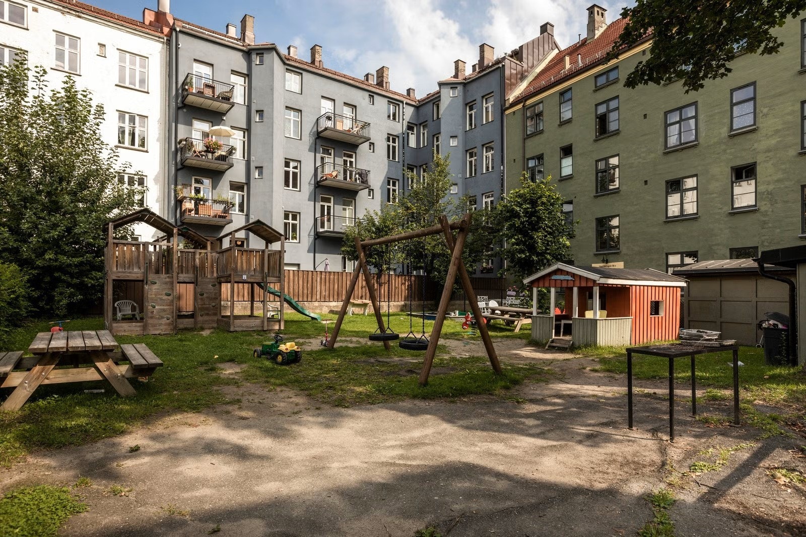 Sameiet har en stor fellespark til glede for beboerne. Dette i tillegg til flere grøntområder mellom de mange blokkene. Her er det også en barnepark for de minste. Galleribilde