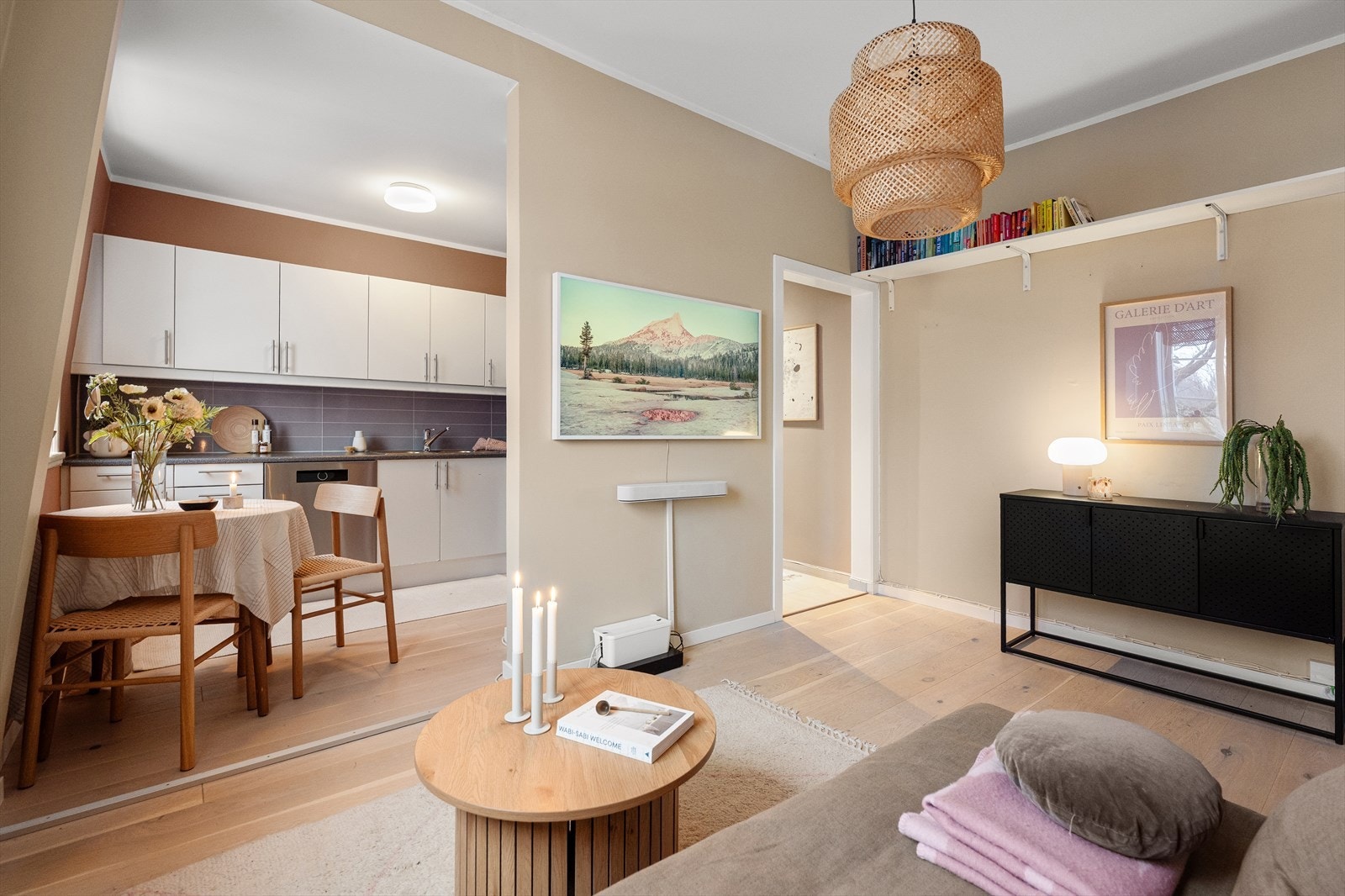 Oppholdsrommet byr på naturlige møbleringssoner. Leiligheten er moderne med gode farge- og materialvalg. Galleribilde