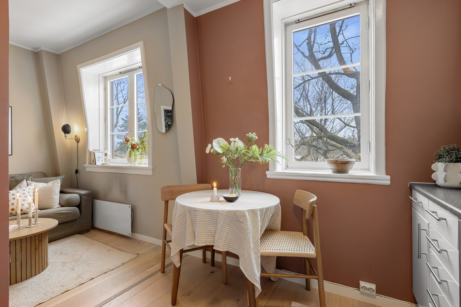 Boligens kjøkken blir sosialt med en åpen løsning til stuen. Galleribilde