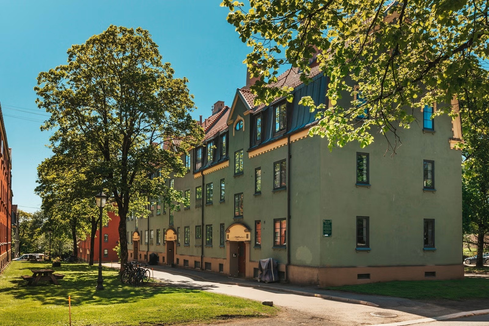 Leiligheten har en svært god internbeliggenhet i Det Rivertzske Kvartal. Galleribilde