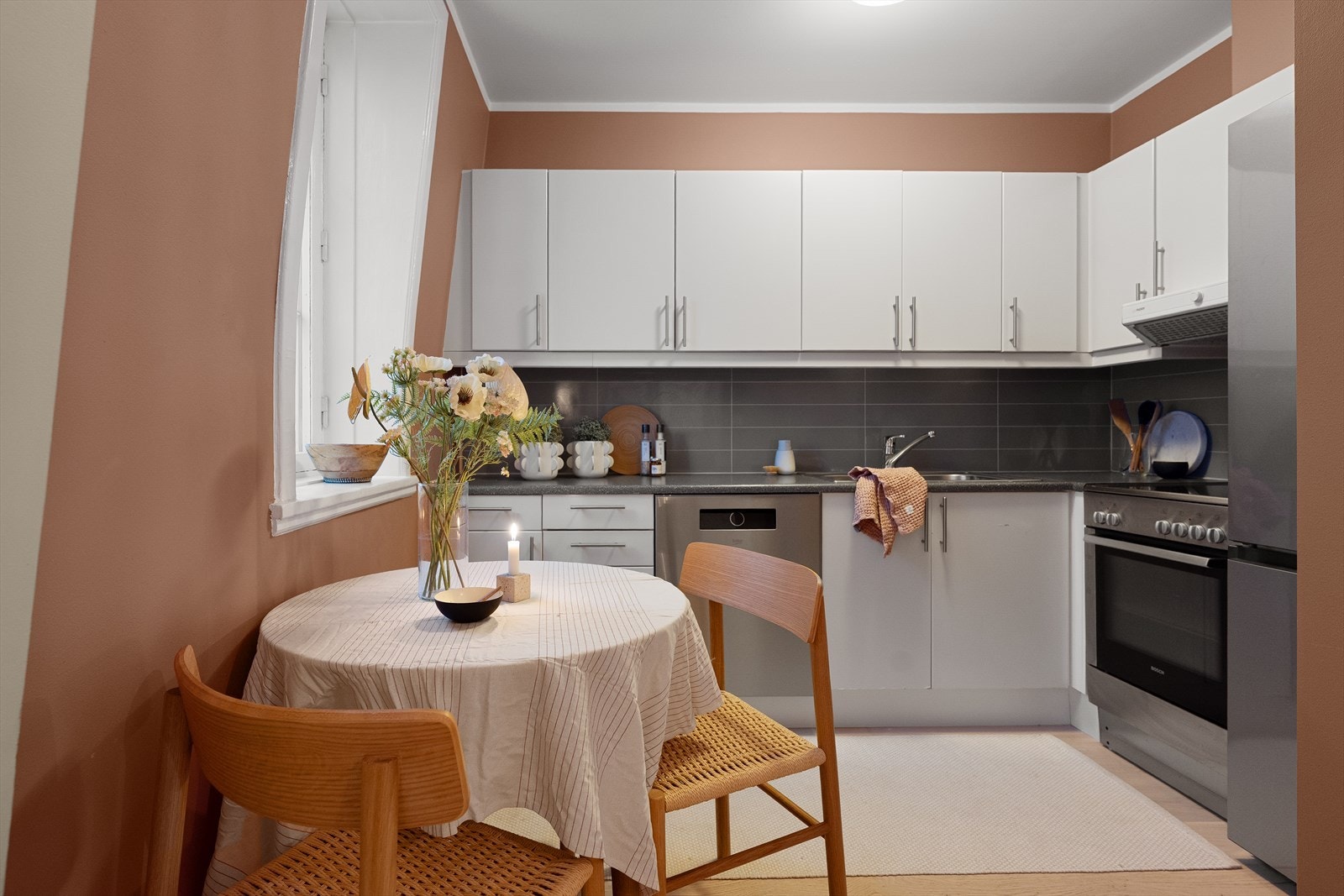 Kjøkkenet har en tidsriktig innredning med glatte fronter og laminat benkeplate. Her får du rikelig med skap- og benkeplass. Galleribilde