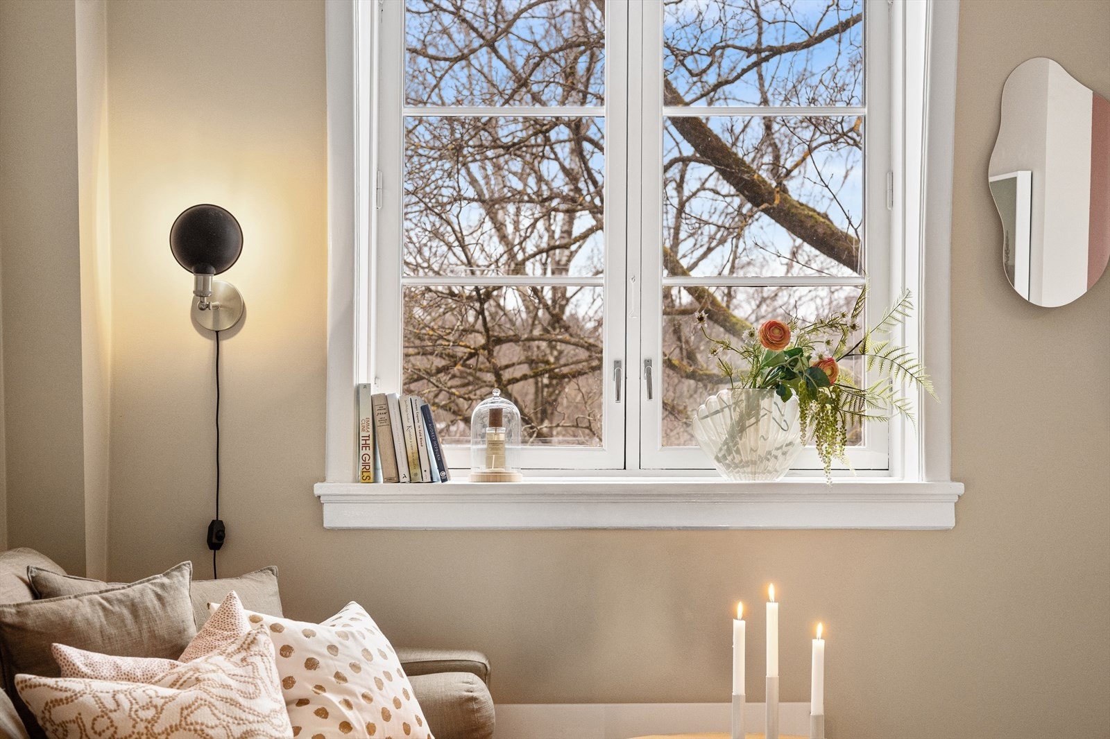 Leiligheten byr på arkitektoniske detaljer som kombineres med moderne utførelse. Galleribilde