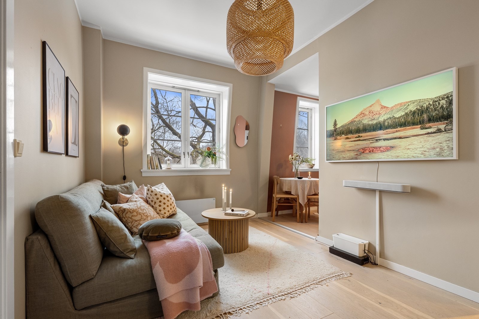 Leiligheten får rikelig med naturlig lys fra store vindusflater og har en god romfølelse. Galleribilde