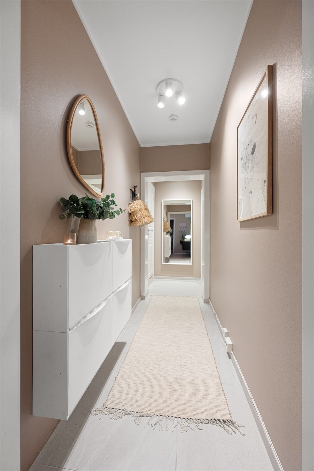 Ved adkomst møtes du av en innbydende entré med flislagt gulv og varmekabler. Galleribilde