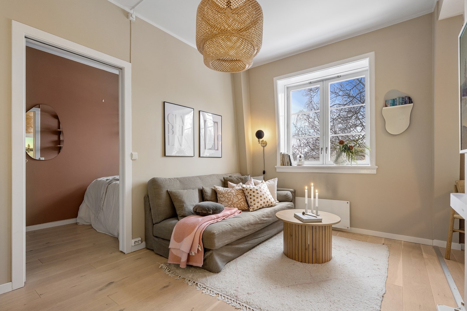 I stuen er det plass til en trivelig sittegruppe og tilhørende møblement. Galleribilde