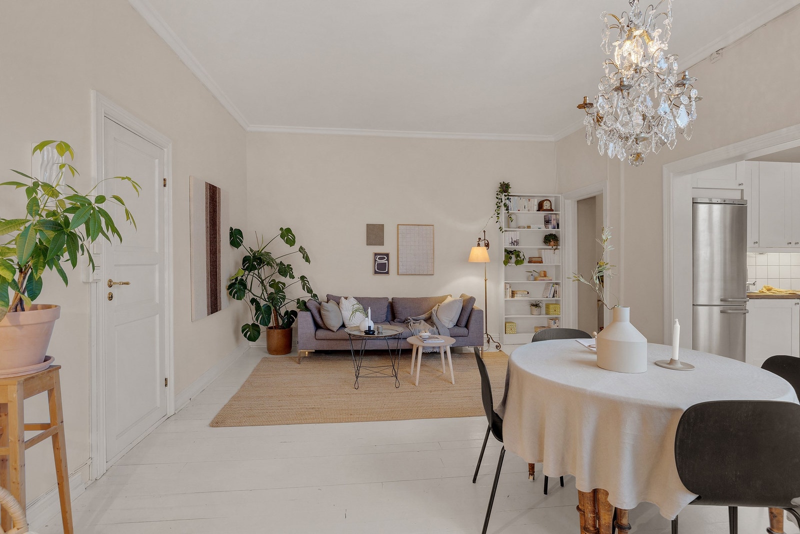 I stuen er det god plass til sofaseksjon, stuebord og mediemøblement. Galleribilde