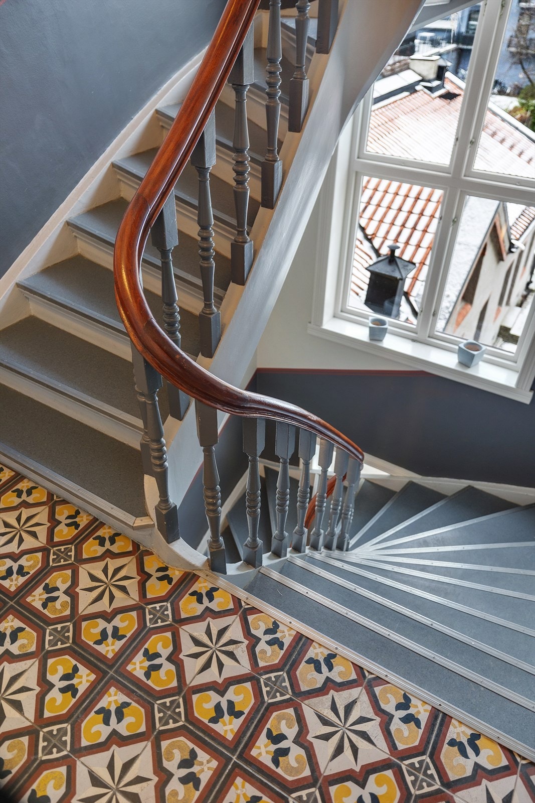 Leiligheten ligger i et klassisk bygg i kjent "Løkka-stil", med nydelige detaljer som disse flotte gulvflisene. Galleribilde